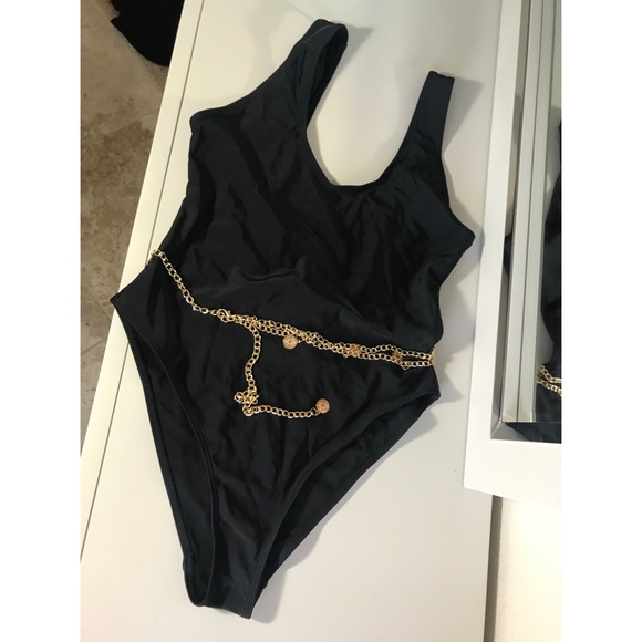 One piece - Picture 3 of 5